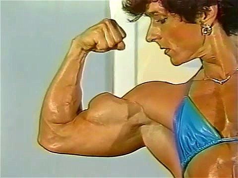 FBB Flex 01：洗練された筋肉と女性の力を大人向けフィットネスビデオでお届けします。女性ボディビルの力強さと官能性をご覧ください。 エロ動画 - SpankBang