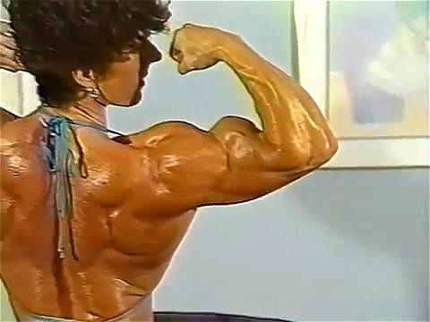 FBB Flex 01：洗練された筋肉と女性の力を大人向けフィットネスビデオでお届けします。女性ボディビルの力強さと官能性をご覧ください。 エロ動画 - SpankBang