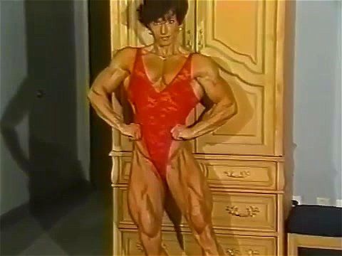 FBB Flex 01：洗練された筋肉と女性の力を大人向けフィットネスビデオでお届けします。女性ボディビルの力強さと官能性をご覧ください。 エロ動画 - SpankBang