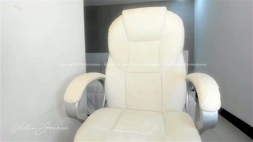 Self Sucking Shemale Reaches Climax on Cam