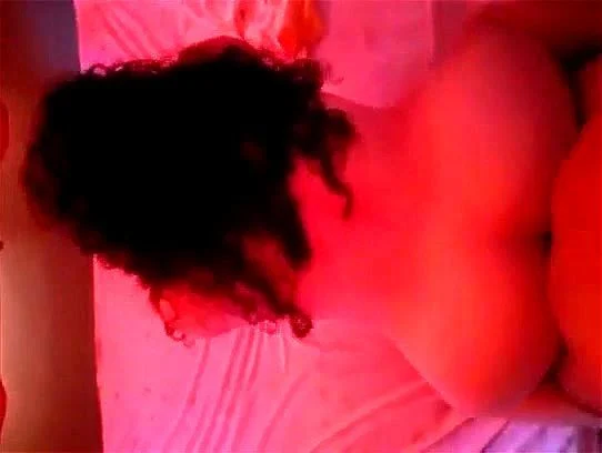Con una chica en el hotel mientras gime Con una chica en el hotel mientras gime