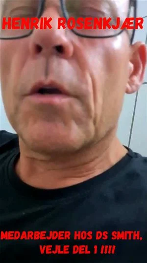 Henrik Rosenkjær bliver liderlig på arbejde onanerer virkelig hårdt derhjemme.