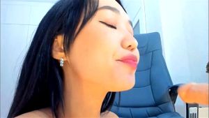 Lee Yoona (WebCam) (blowjob) (thick lips) thumbnail