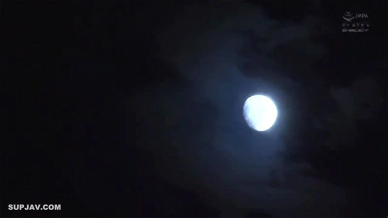 In the middle of the night, the stepfather fucked his wife's stepdaughter and filmed it In the middle of the night, the stepfather fucked his wife's stepdaughter and filmed it