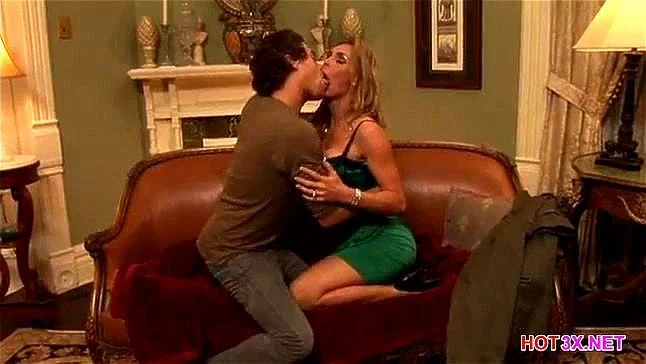 Short green dress and heels swallows dick on a rainy night Short green dress and heels swallows dick on a rainy night