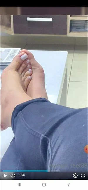 white toe nails thumbnail