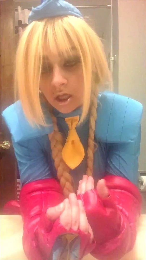 Cosplay Cammy Mouthing Off