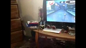 Une gameuse prise en levrette pendant qu'elle joue a Persona 5