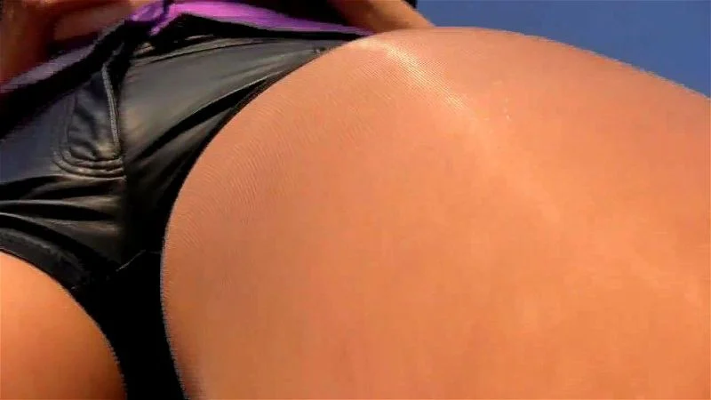 TRINIDAD-LA NEGRA-SENSUAL MORENITA CAMINANDO EN PANTIMEDIAS TROPICALES BRILLANTES