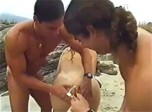 Loirinha linda e gostosa gemendo e gozando dando a bucetinha e o cusinho bem gostoso na praia