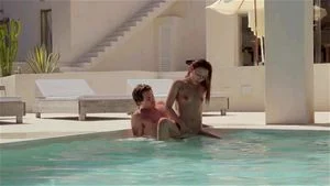 Sexe à la piscine thumbnail