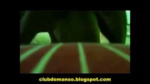 Namorada rabuda gostosa gemendo e gozando dando a bucetinha de quatro no motel