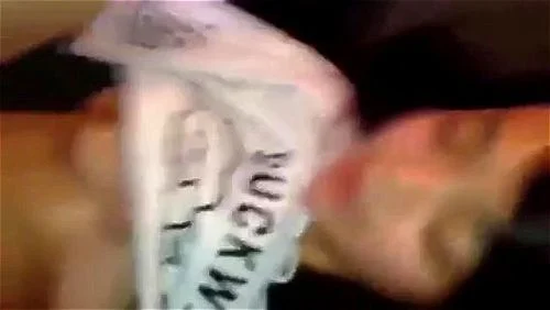 Zmuszanie dziewczyny do seksu podczas czytania