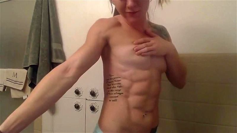 Femme musclée se filme pour exhiber ses abdos et ses seins Femme musclée se filme pour exhiber ses abdos et ses seins