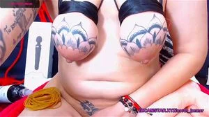 TEPEL PIERCINS MILF - MIJN MOEDER HEEFT HELE MOOIE NIPPLES PIERCED AND TATTOED