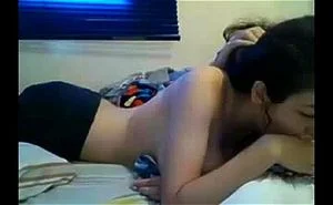 A 18 ans, ce jeune couple s'exhibe deja en webcam