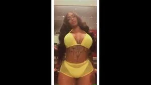 Twerk Compilation: Huge Jiggly Asses thumbnail