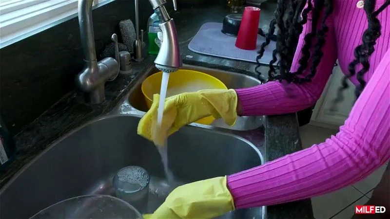 CLOSE CUNT IN THE KITCHEN !! CLOSE CUNT IN THE KITCHEN !!