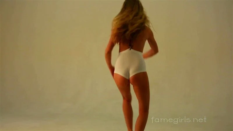 Ella completely nude! Ella completely nude!