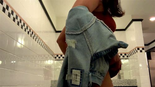 Scène excitante dans une petite salle de bain avec plug anal Vidéo Porno - SpankBang