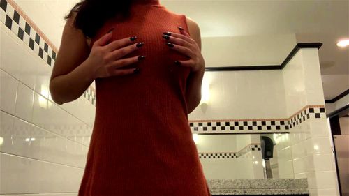 Scène excitante dans une petite salle de bain avec plug anal Vidéo Porno - SpankBang