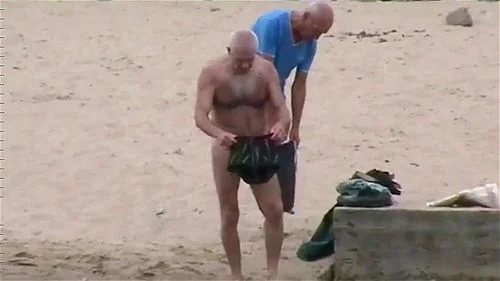 Sexys grandparents on the beach (N°24)