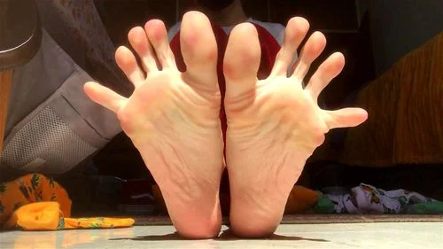 long toes, toe spread, milf, brunette
