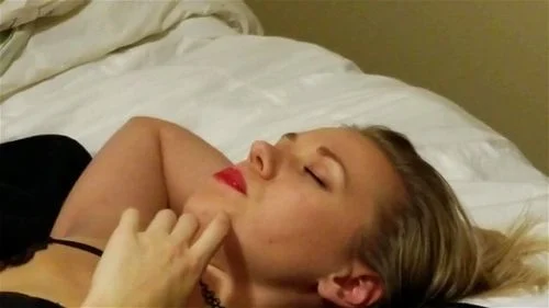 Verlegen vrouw voor het eerst gedeeld Porno Video - SpankBang