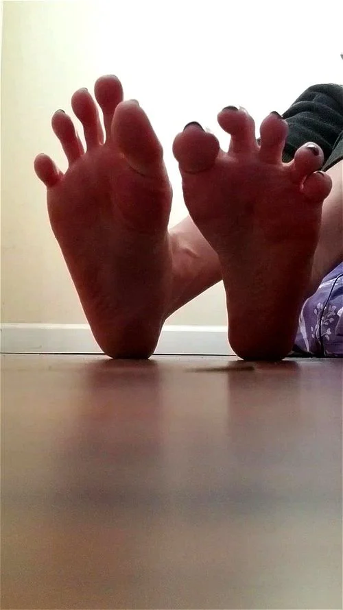 toe wiggle, long toes, toe spread, amateur