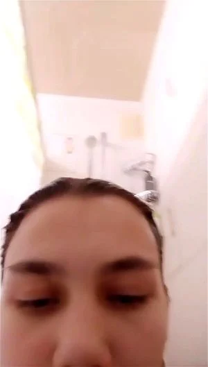 linda chica blanquita se masturba en la bañera