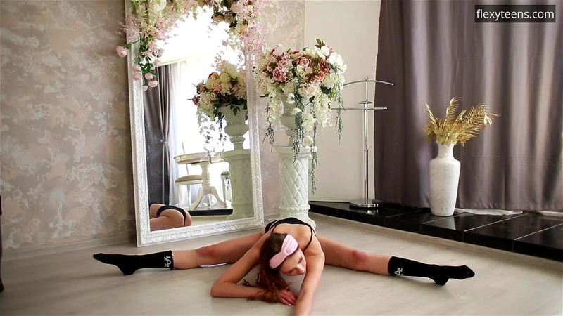 Super flexible and sexy teen Tanya Skuka Super flexible and sexy teen Tanya Skuka