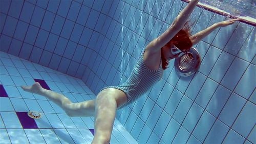 solo female, public, euro, underwatershow