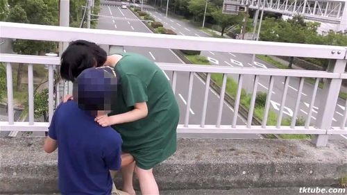 Verlies van menselijke waardigheid! Wrede openbare blootstellingstraining! Dit is het tragische lot van de serieuze studiebol. Bij het tolstation, op de voetgangersbrug, in het park - vrouwelijk vocht stroomt weg tijdens onbeschermde seks in de open lucht. Het genot van wilde seks leidt tot een mentale ineenstorting. Porno Video - SpankBang