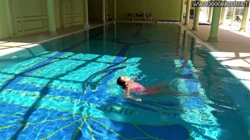 Jessica Lincoln in her pink bikini in the pool