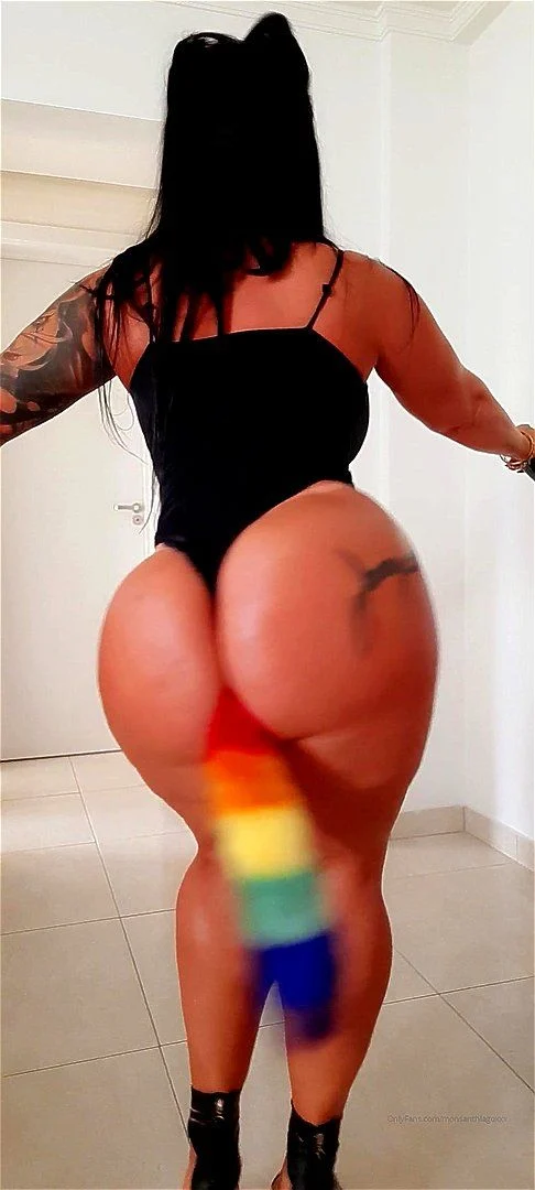 Brasilerinha pawg has to show off with her lgbt tail on her big brazilian butt