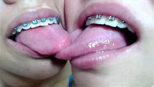 Lesbi tongue show