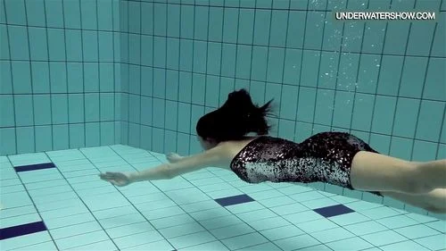 Loris blackhaired swirling in the pool