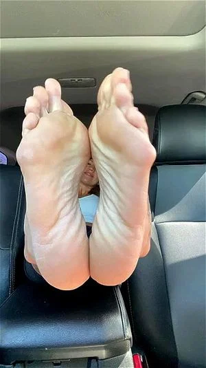 Mature feet thumbnail