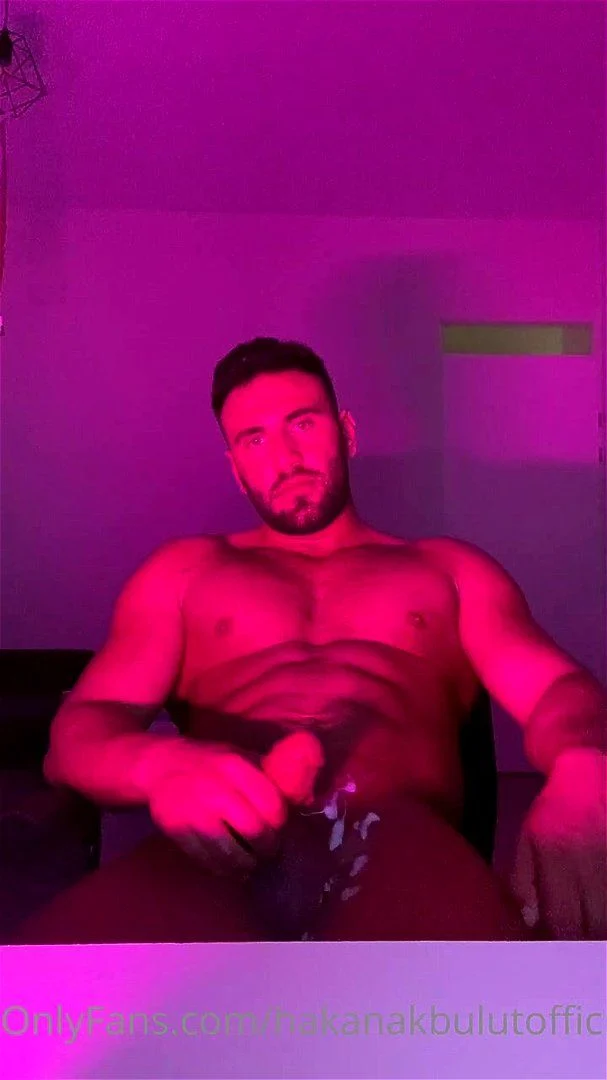 Muscular Turkish guy cums