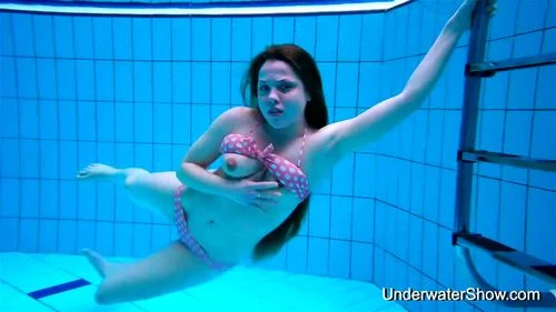 Underwater Show, babe, public