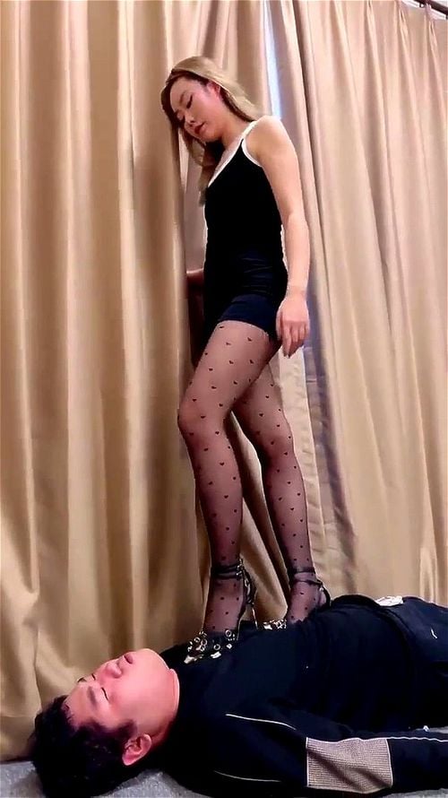 Pisoteio chinês extremo Vídeo pornô - SpankBang