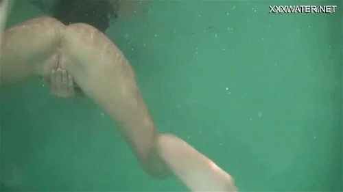 Sveta masturbates underwater in the pool