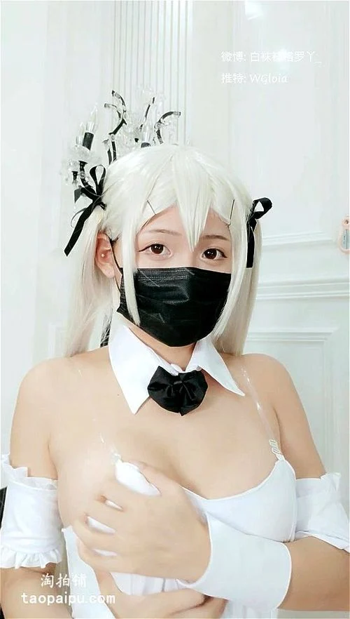White-haired twin tail chinese girl