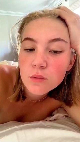 loves being nude Vídeo pornô - SpankBang