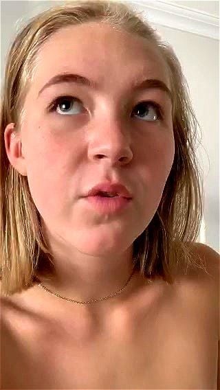 loves being nude Vídeo pornô - SpankBang