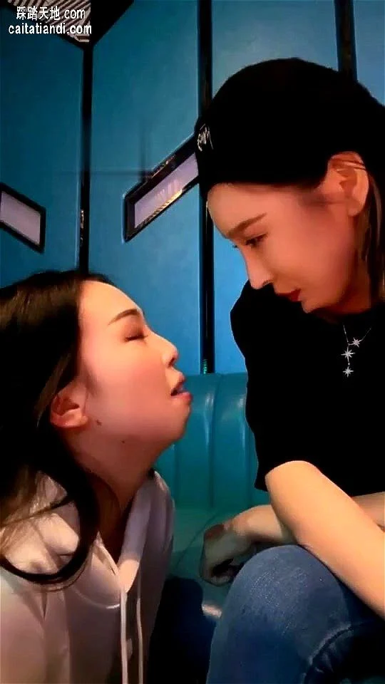 Chinese lesbian facesitting & foot fetish