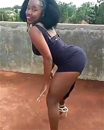 Thick black queen twerking