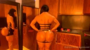 Big Buff Women Posing Butt-Naked thumbnail