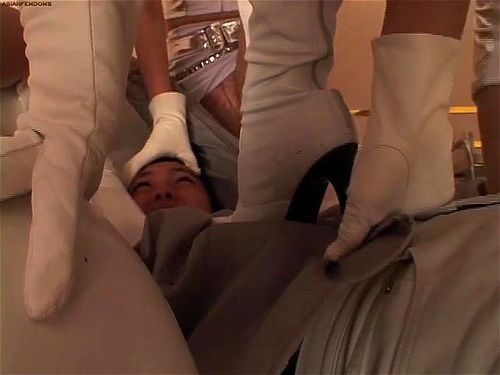 Ángeles del Club Vol. 2: Aventuras atrevidas con mujeres adultas atractivas que buscan placer y dominio en escenas emocionantes. Video Porno - SpankBang