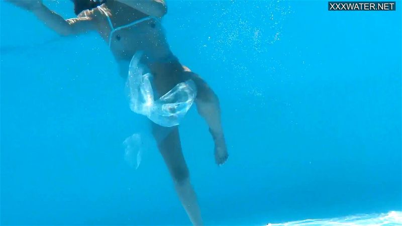 Swimming pool underwater naked babe Bonnie Dolce